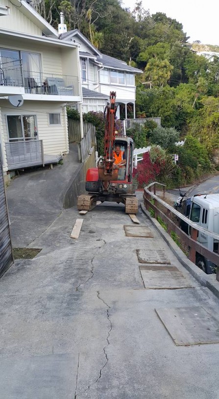 Getting the digger on site at Roseneath to lay 6x1 down to not damage the driveway.